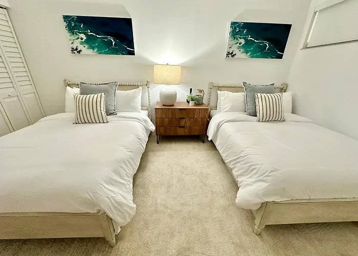 Coastal Chic Getaway Modern 2 Bed 2 Bath Condo In Key Largo, Marina Pool Pickleball